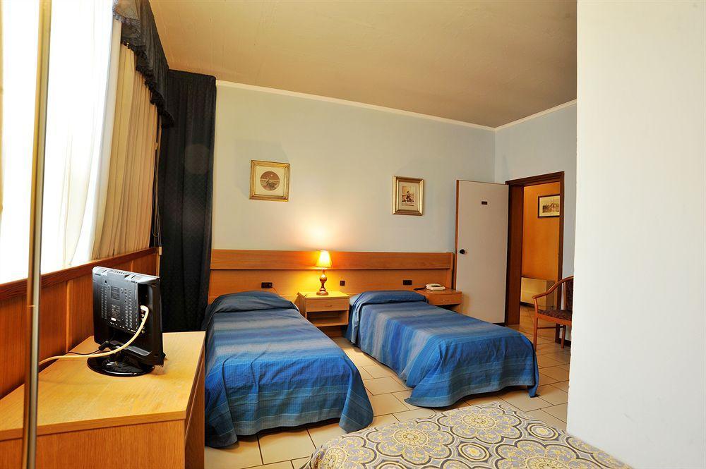 Fornaci di Barga Hotel Cristallo Barga מראה חיצוני תמונה