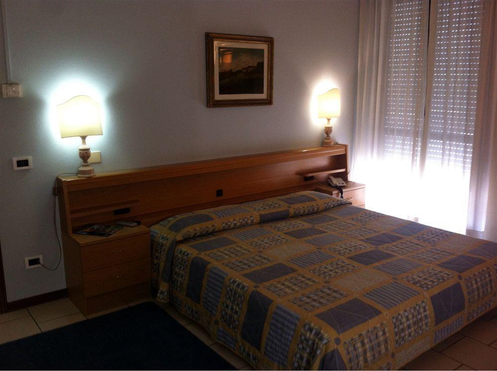 Fornaci di Barga Hotel Cristallo Barga מראה חיצוני תמונה