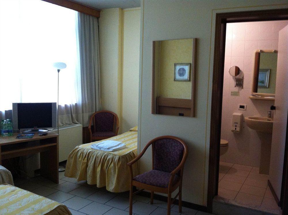 Fornaci di Barga Hotel Cristallo Barga מראה חיצוני תמונה