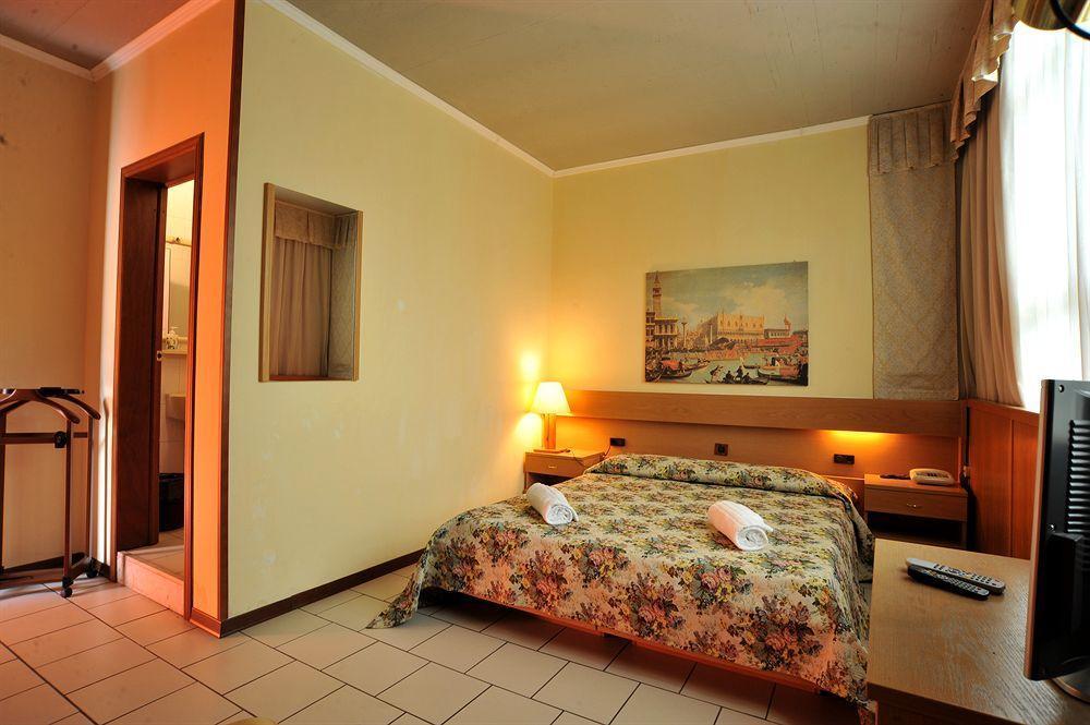 Fornaci di Barga Hotel Cristallo Barga מראה חיצוני תמונה