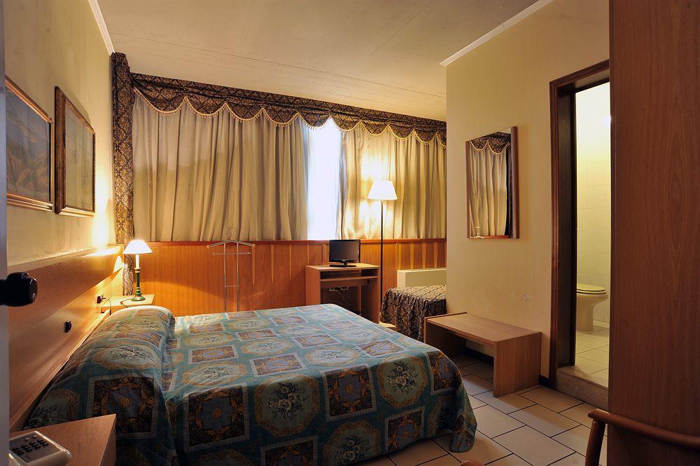 Fornaci di Barga Hotel Cristallo Barga מראה חיצוני תמונה