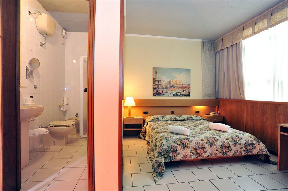 Fornaci di Barga Hotel Cristallo Barga מראה חיצוני תמונה